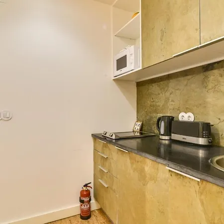 New With Easy Access In Traditional Area Apartment Lisbon