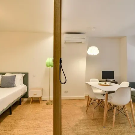 New With Easy Access In Traditional Area Apartment *